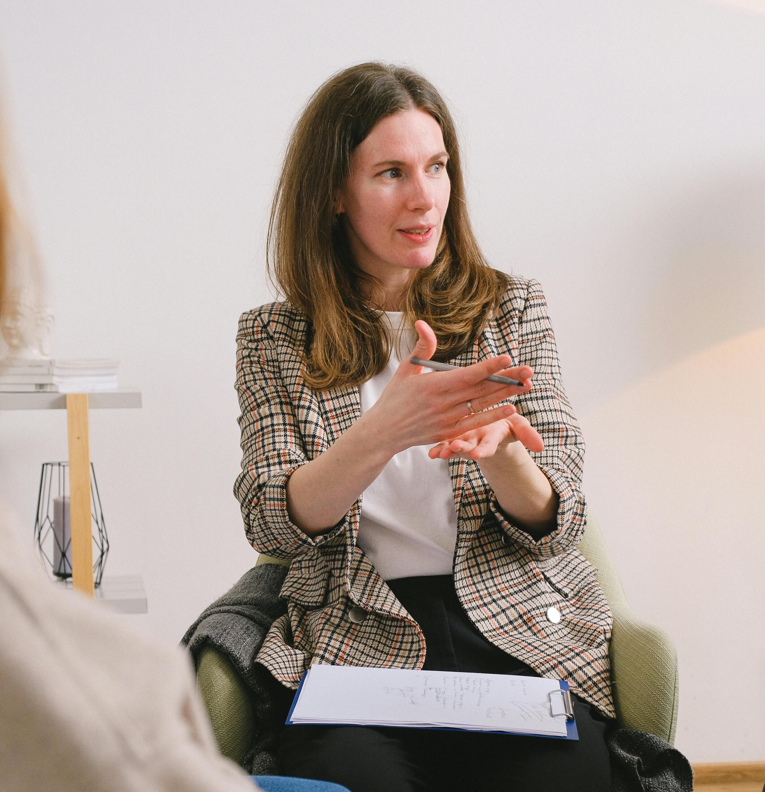 Consultante B2B en réunion stratégique, accompagnement digital Bloomly Agency pour services B2B et industrie en Wallonie