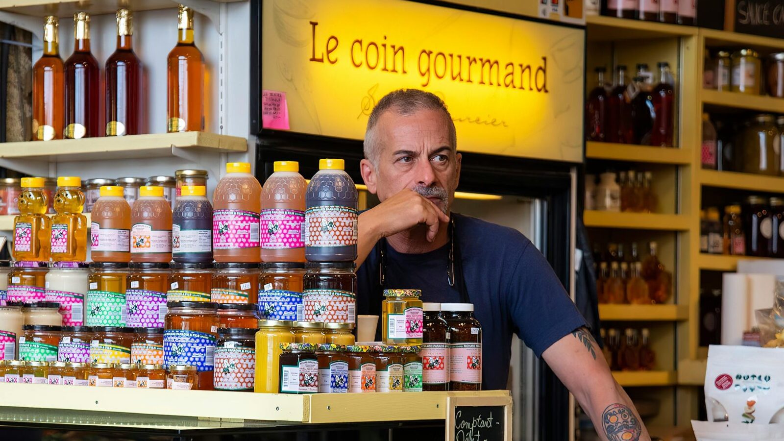 Commercant artisanal dans sa boutique
